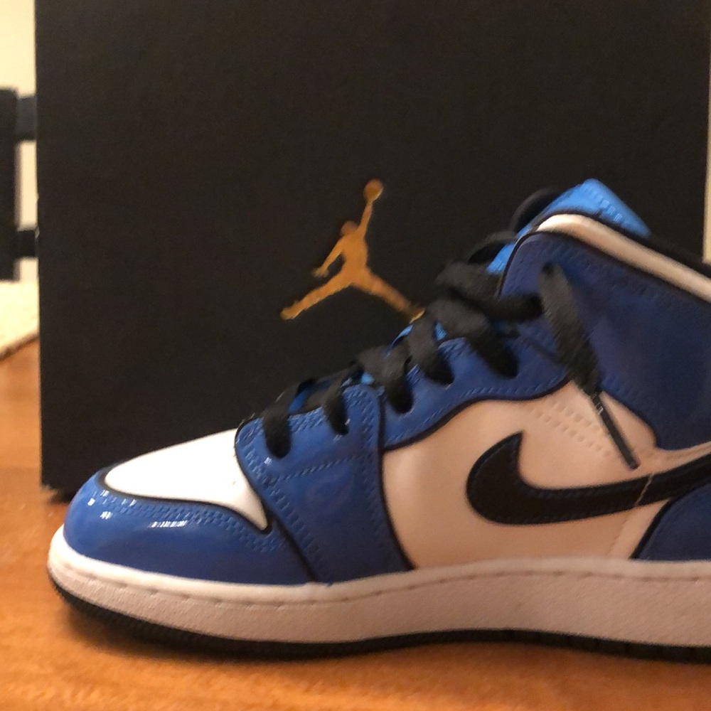 Air Jordan 1 Mid SE size 5 youth